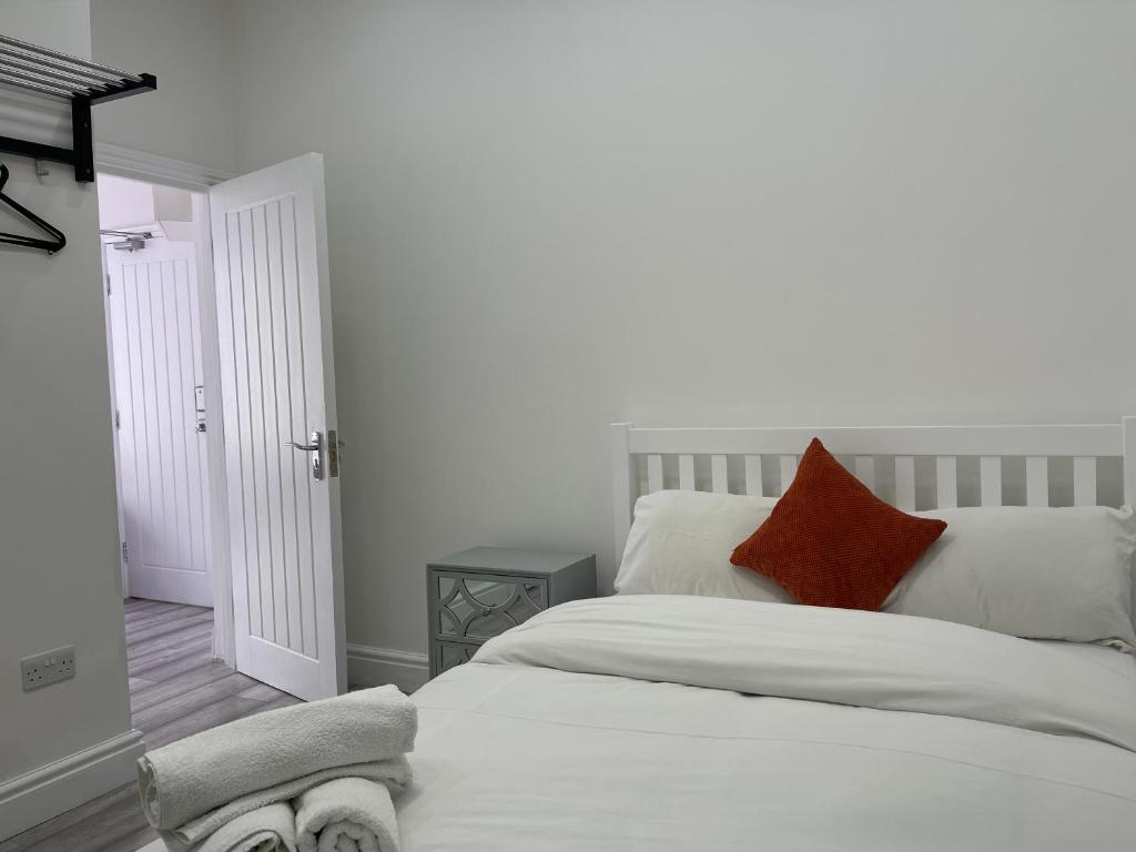 EAST LONDON APARTMENTS SELF check in, آژانس هواپیمایی آسمان سپید