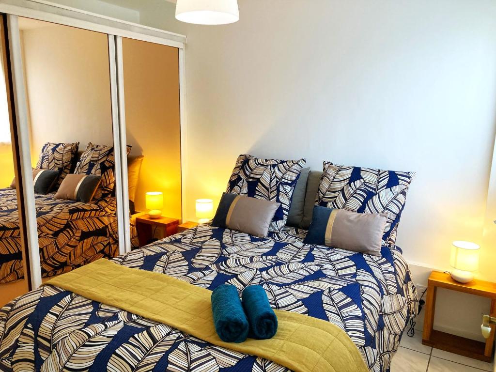 - une chambre avec 2 lits avec des chaussures bleues dans l'établissement Blue Summer Vibes Appartement for 4P, AC, terrace, parking, beach at 50m, SPA access -6, à La Ciotat