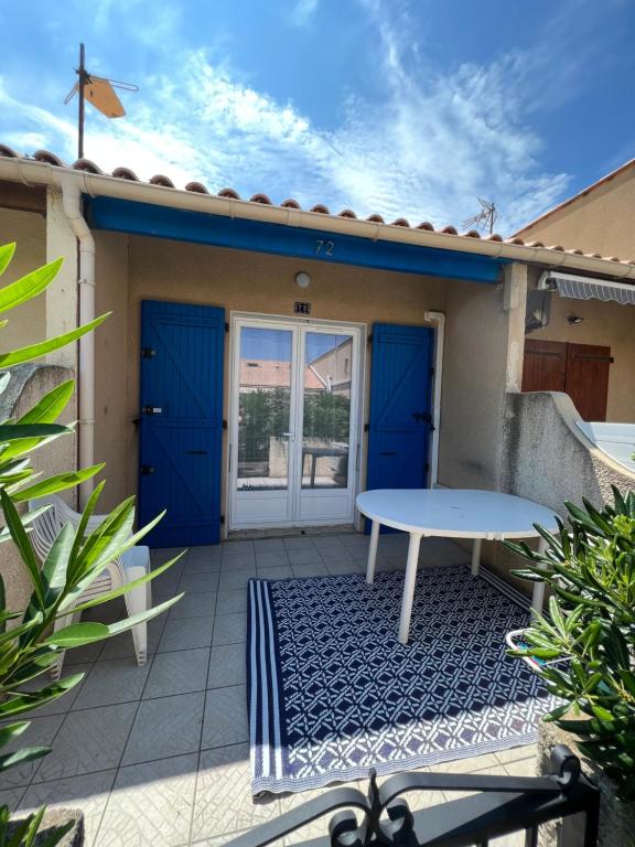 Patio lub wspólna przestrzeń na świeżym powietrzu w obiekcie Petite maison de vacances au bord de l'eau