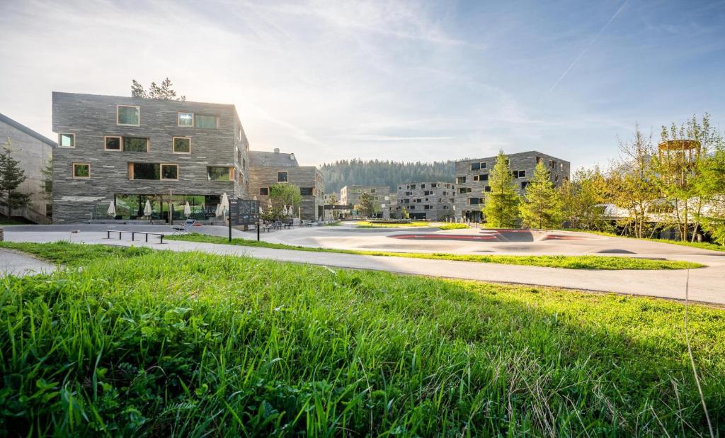 Eine Straße in einer Stadt mit hohem Gras in der Unterkunft rocksresort in Laax