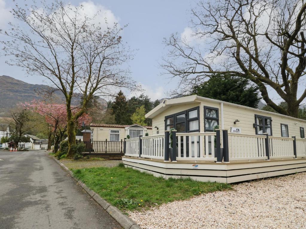 Casa blanca con porche y entrada en Loch Lomond Holiday Home, en Arrochar