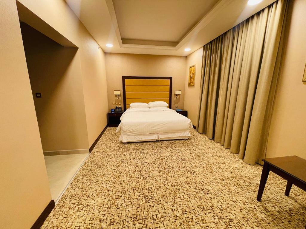 Postel nebo postele na pokoji v ubytování Grand Legacy Hotel Doha