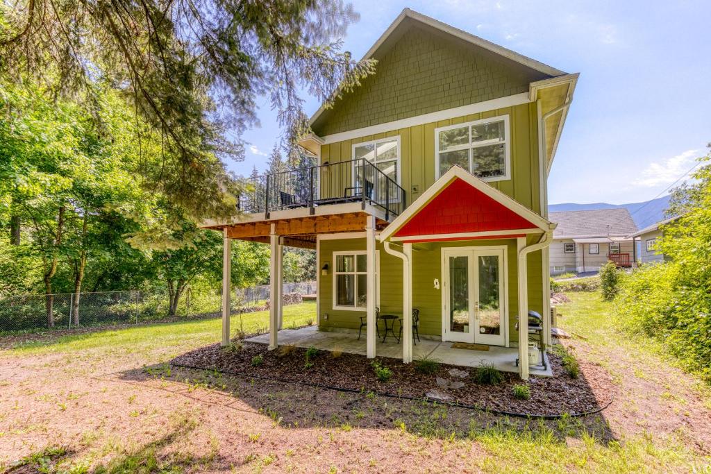una pequeña casa amarilla con techo rojo en Owl Creek Studio en Stevenson
