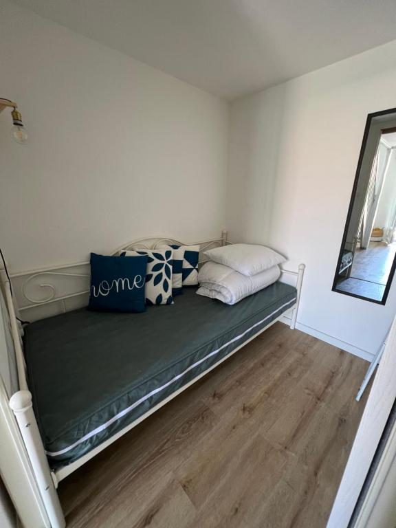 Pokój z łóżkiem z 2 poduszkami w obiekcie Petite maison de vacances au bord de l'eau w mieście Leucate