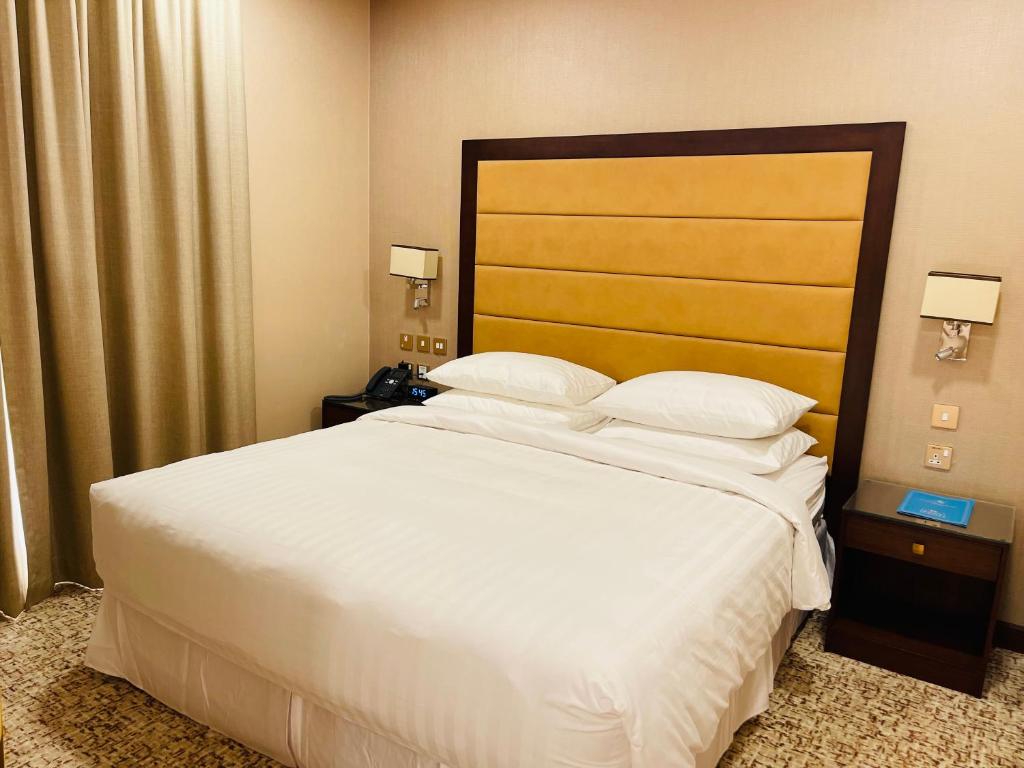 Postel nebo postele na pokoji v ubytování Grand Legacy Hotel Doha