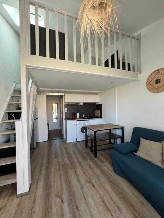 salon z kanapą i stołem w obiekcie Petite maison de vacances au bord de l'eau w mieście Leucate