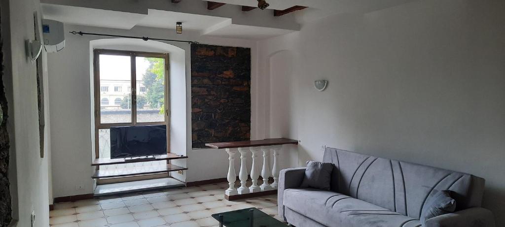 un soggiorno con un divano e una finestra di Ferry House a La Spezia