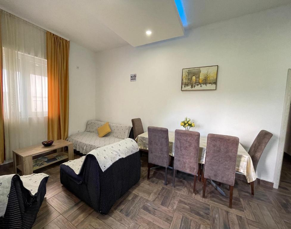 uma sala de estar com uma mesa de jantar e cadeiras em Apartment Jovana em Herceg Novi