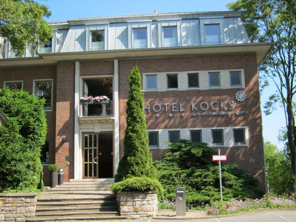 een gebouw met een bord dat hotelgekken leest bij HOTEL KOCKS am Mühlenberg in Mülheim an der Ruhr