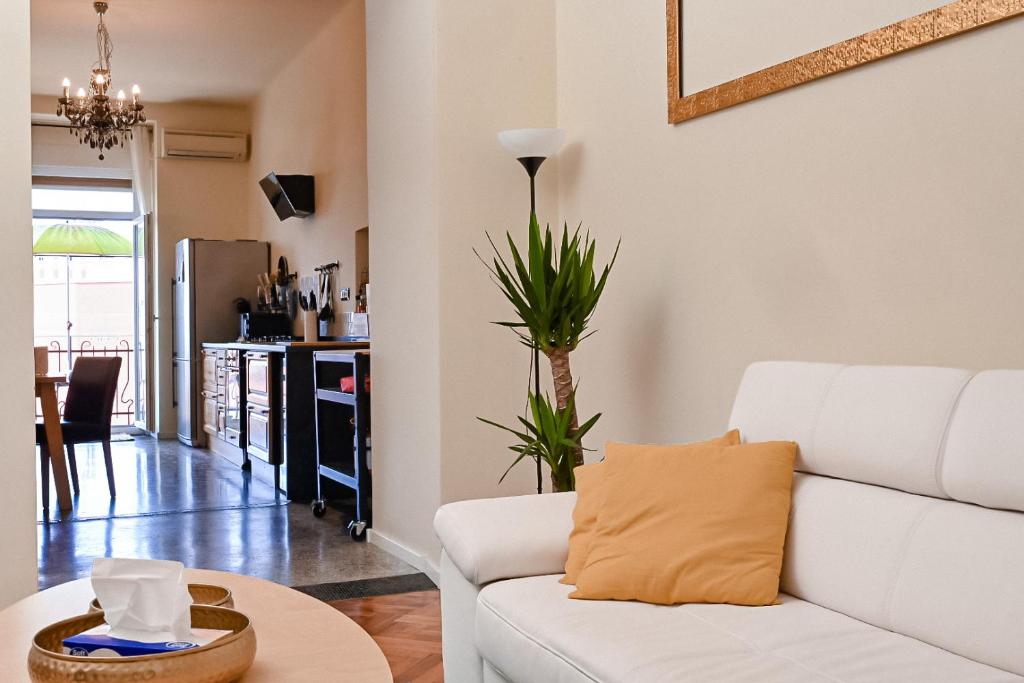 een woonkamer met een witte bank en een tafel bij '2R' City Center Holidays and Workstays in Rijeka