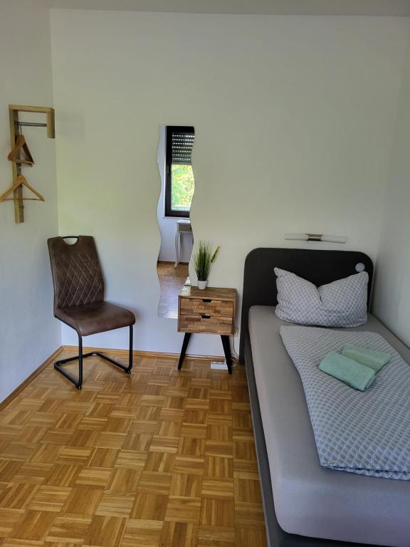 een woonkamer met een bed en een stoel bij Messe Flughafen in Düsseldorf