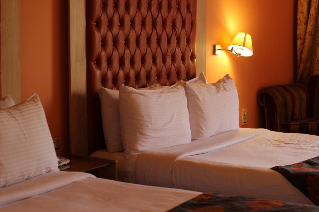 Postel nebo postele na pokoji v ubytování Santana Hotel Cairo