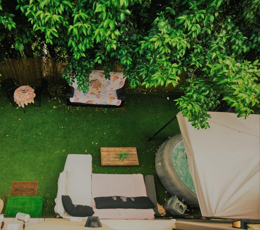 an overhead view of a backyard with a couch and chairs at בין הפרדס לנחל in Bet Hillel