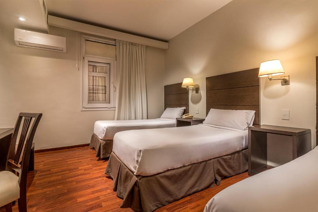 Una cama o camas en una habitación de Gran Hotel Argentino
