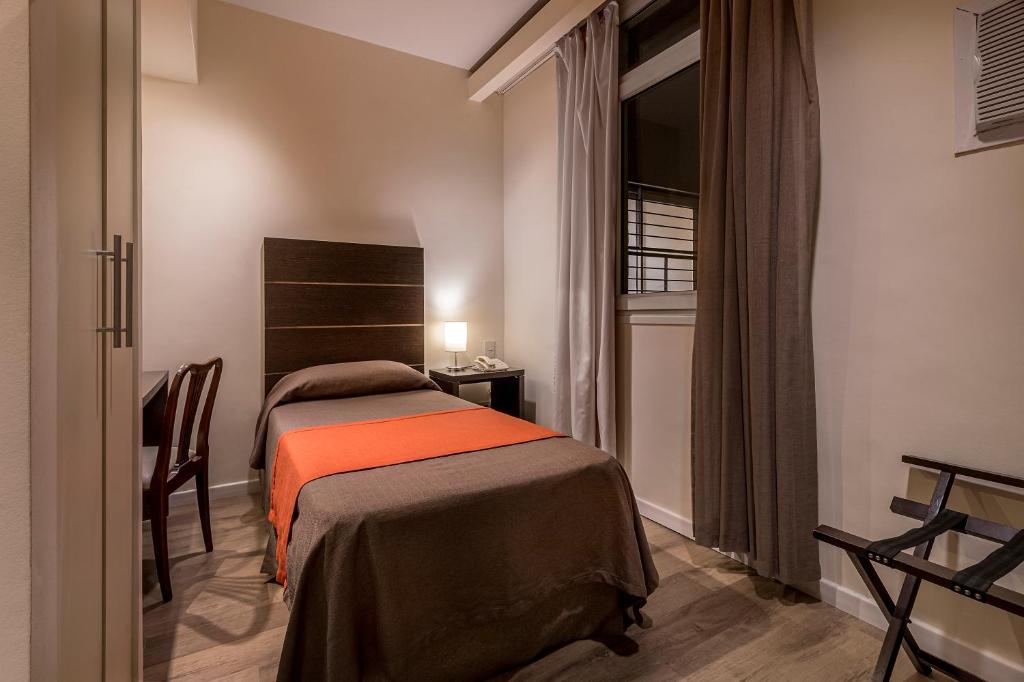 Una cama o camas en una habitación de Gran Hotel Argentino