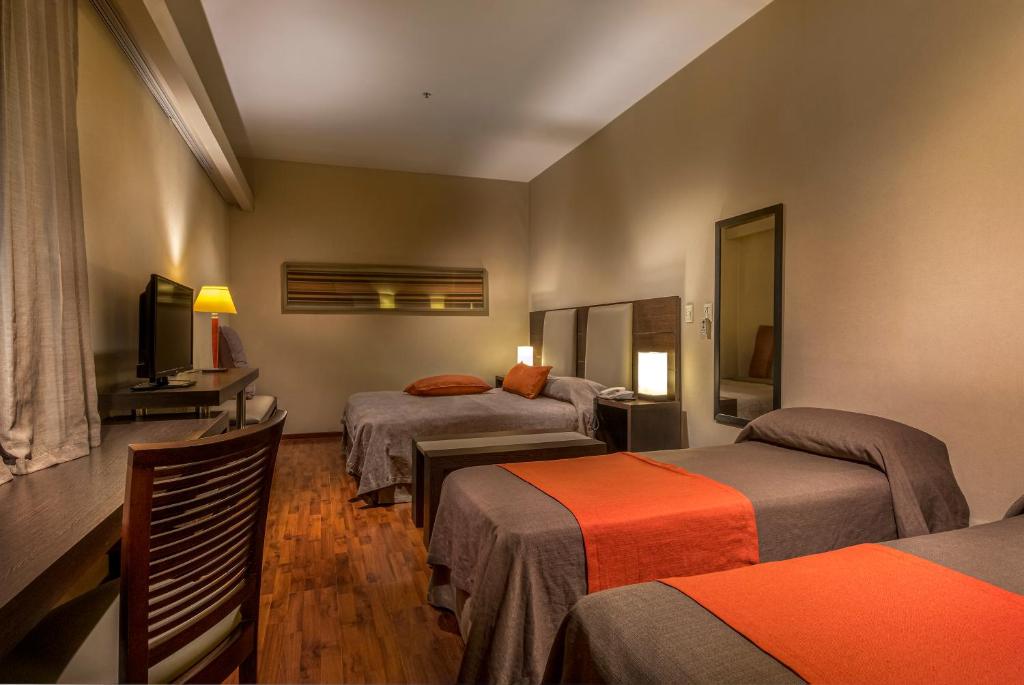 Una cama o camas en una habitación de Gran Hotel Argentino