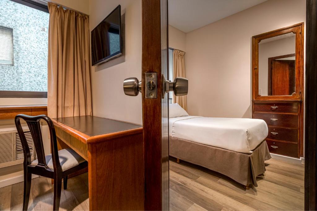 Una televisión o centro de entretenimiento en Gran Hotel Argentino