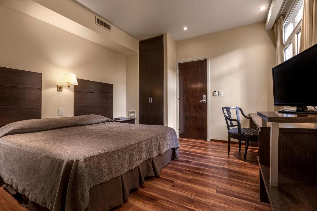 Una cama o camas en una habitación de Gran Hotel Argentino