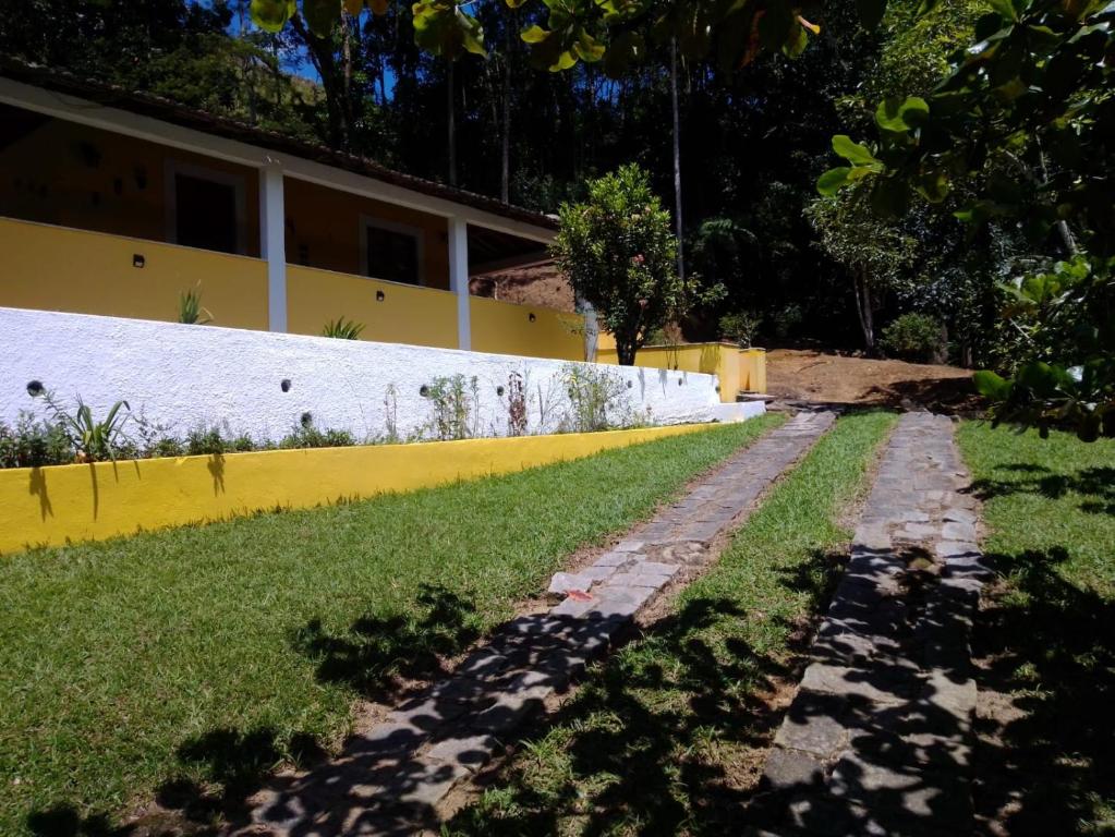 a cobblestone road in front of a house at Mangaratiba Lazer e paz na Mata Atlântica in Mangaratiba