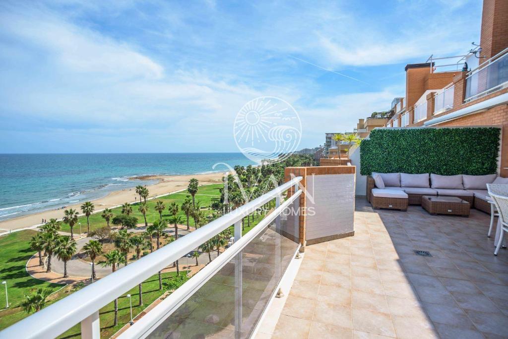 a balcony with a view of the beach at Casa Caribe Ivan Luxury Homes 7ªPlta Frontal 1ªLinea in Oropesa del Mar