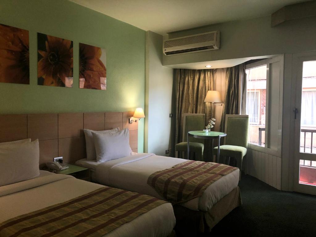 Postel nebo postele na pokoji v ubytování Santana Hotel Cairo
