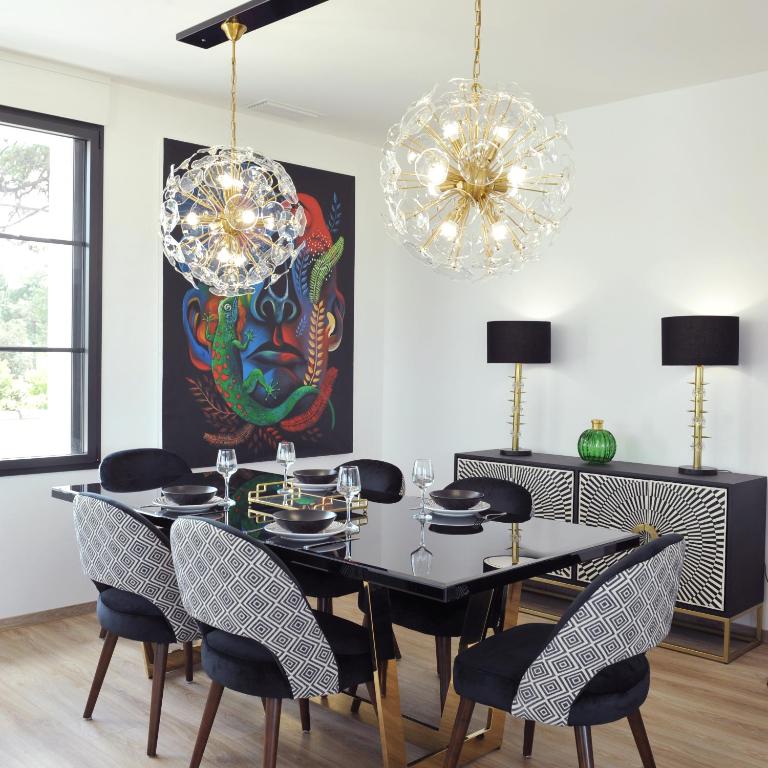 une salle à manger avec une table et des chaises noires dans l'établissement Grande Plage, à Saint-Georges-de-Didonne