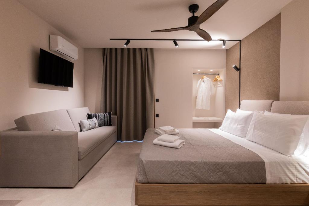 Postel nebo postele na pokoji v ubytování Niro Beachfront Living