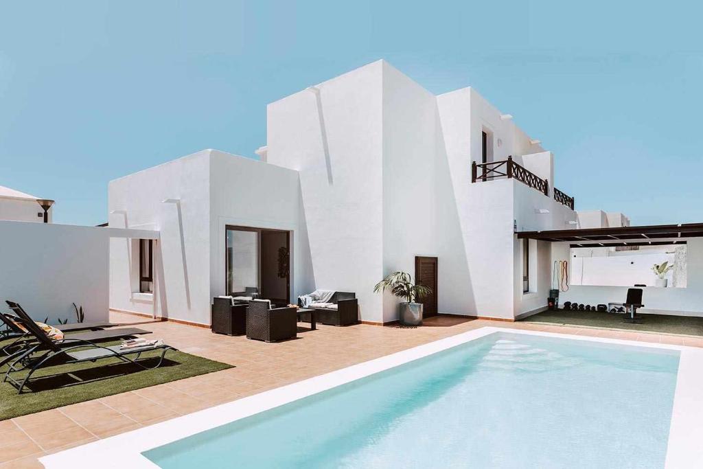 Bazén v ubytování Villa Lyra Piscina Climatizada nebo v jeho okolí