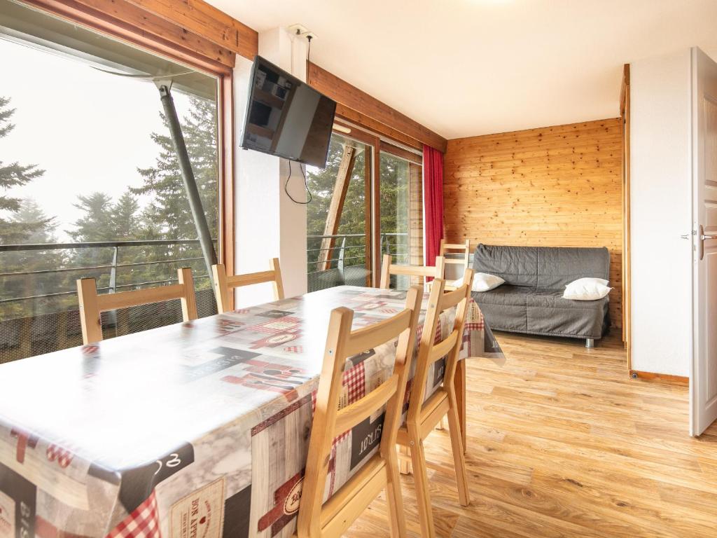 a kitchen and dining room with a table and chairs at V du Bachat - A21 Arolles - Appart spacieux 8pers in Chamrousse