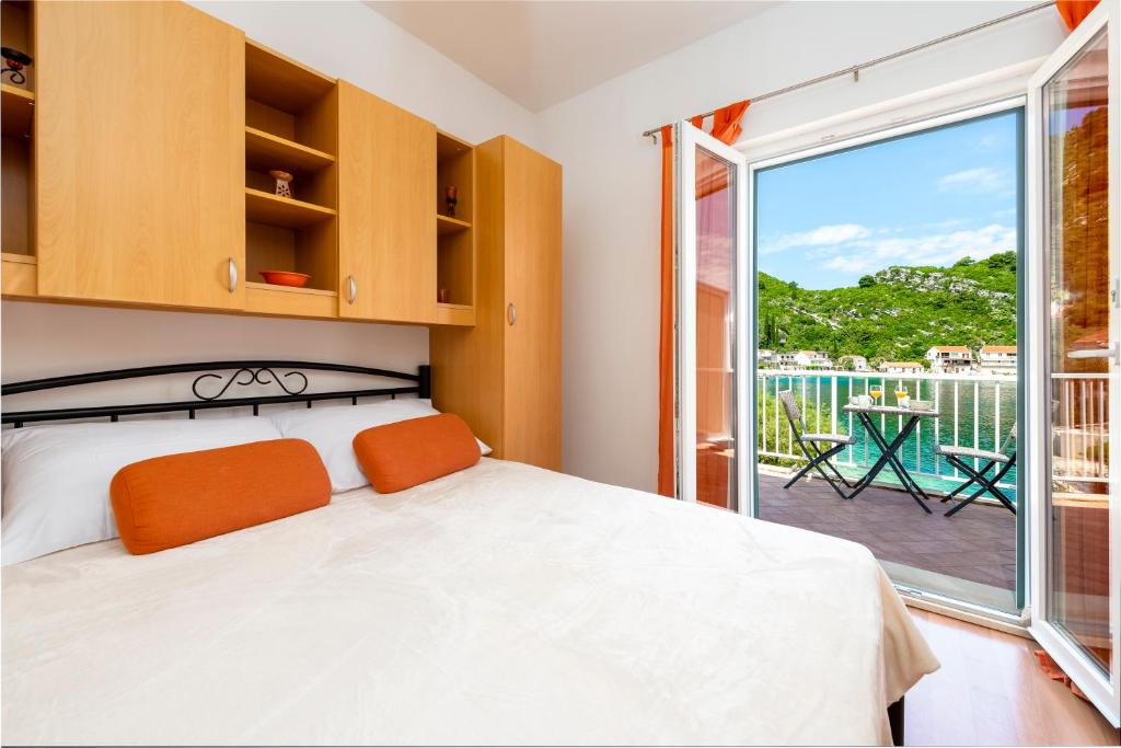 Postel nebo postele na pokoji v ubytování Apartments Mirjana Mljet