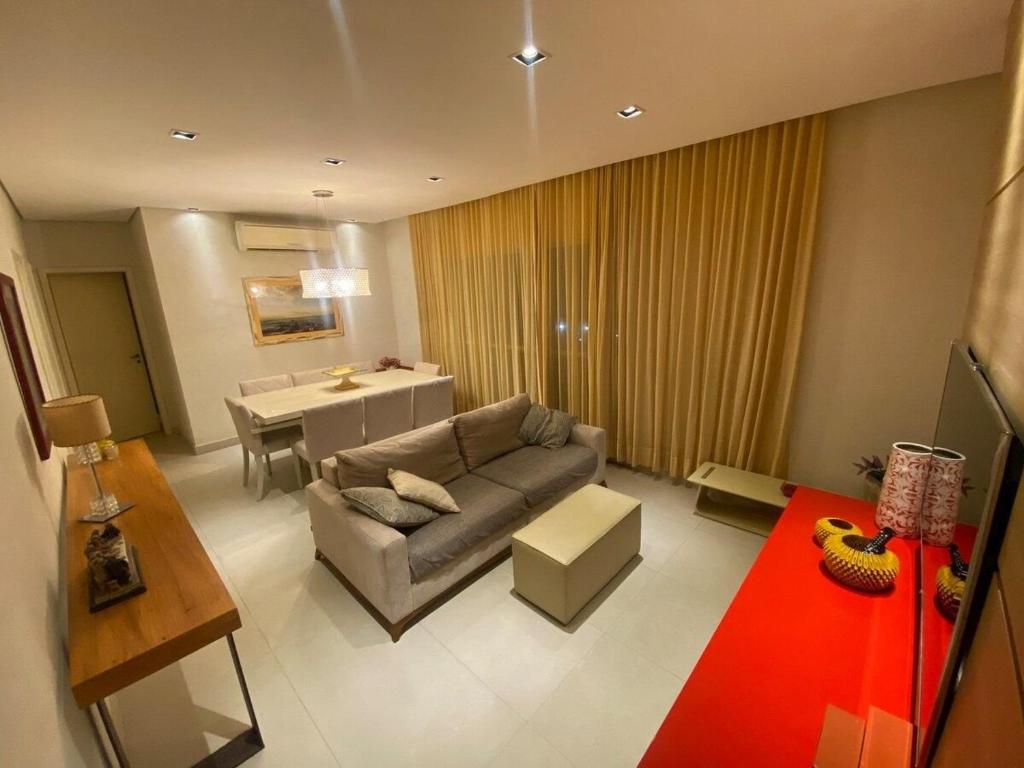 sala de estar con sofá y mesa en Apartamento com Excelente Vista!, en Santos