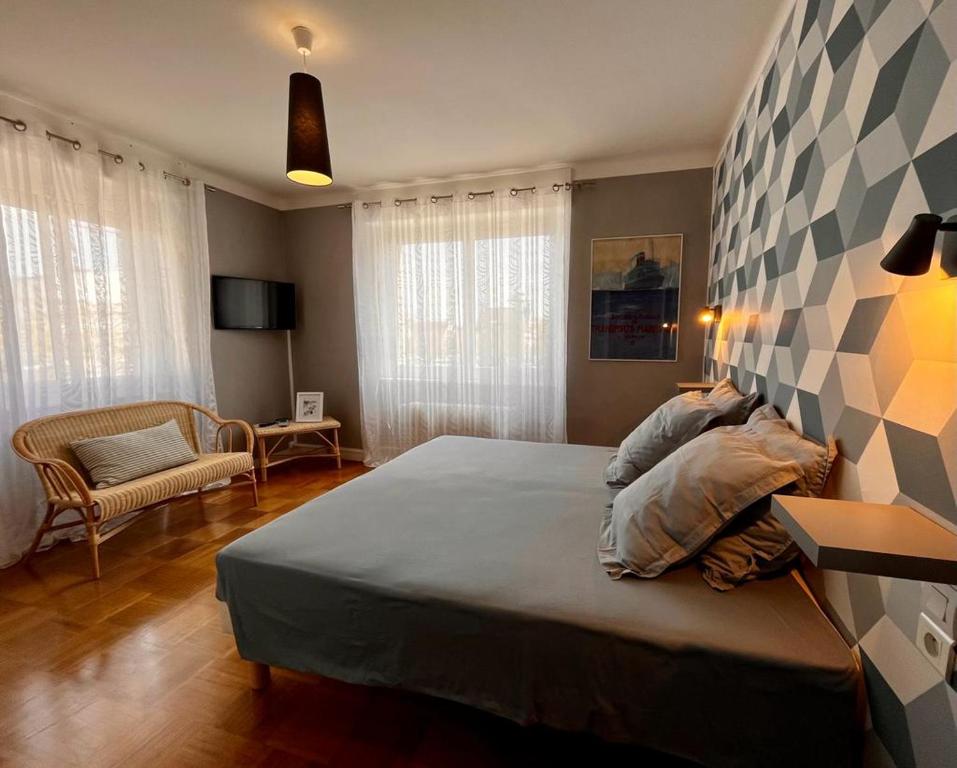 1 dormitorio con 1 cama grande en una habitación en Un B&B à Loktudi, en Loctudy