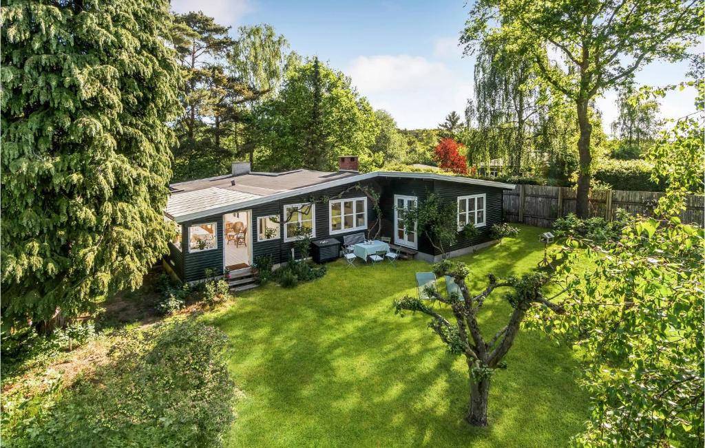 uma vista exterior de uma casa com um quintal em Lovely Home In Hornbk With Kitchen em Hornbæk