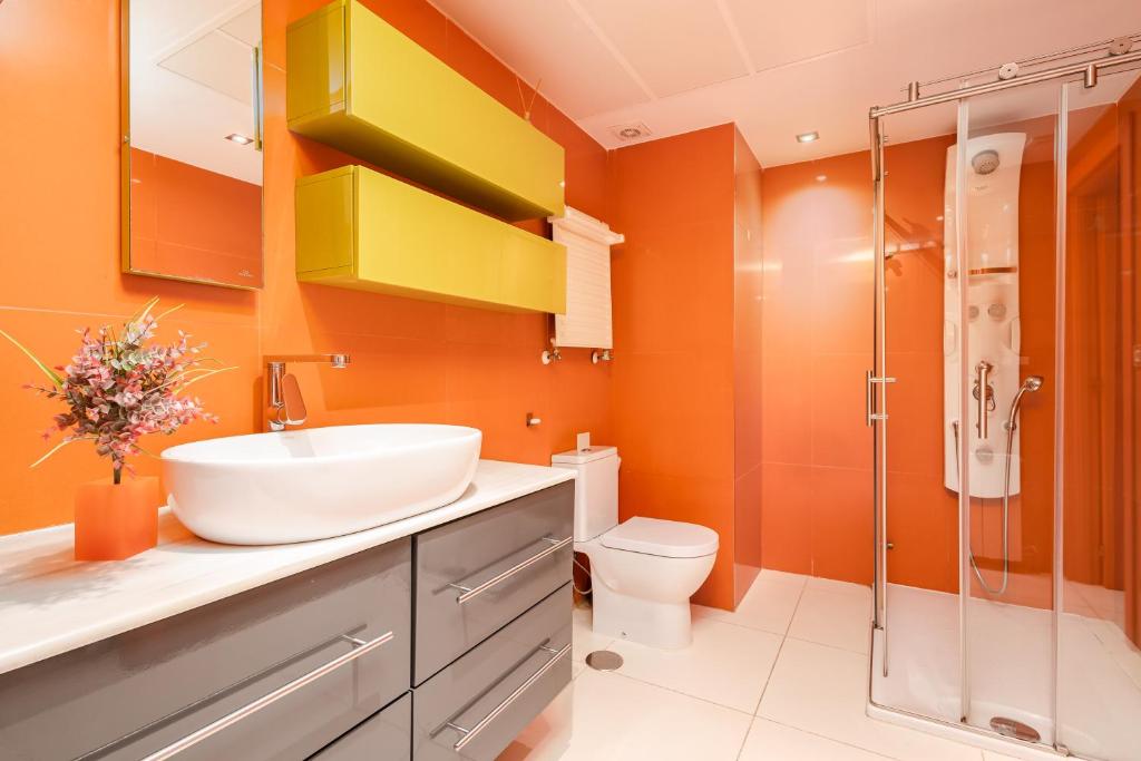 Koupelna v ubytování Puerto Banús, Edificio Tembo, 2 bedroom apartment, parking and pool