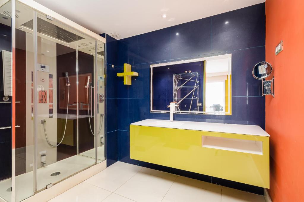 Koupelna v ubytování Puerto Banús, Edificio Tembo, 2 bedroom apartment, parking and pool