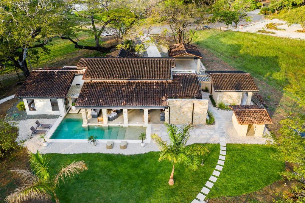 タマリンドにあるCasa Cenizaro- 4BR House in Hacienda Pinillaのスイミングプール付きの家屋の空中ビュー