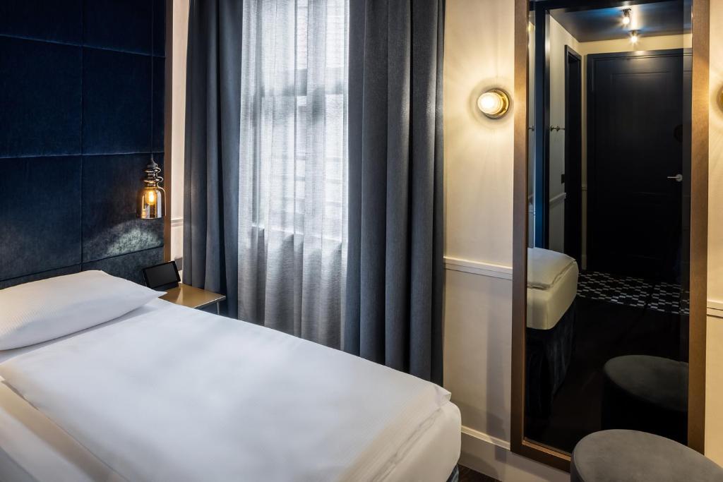 Postel nebo postele na pokoji v ubytování Hotel AMO by AMANO Friedrichstraße