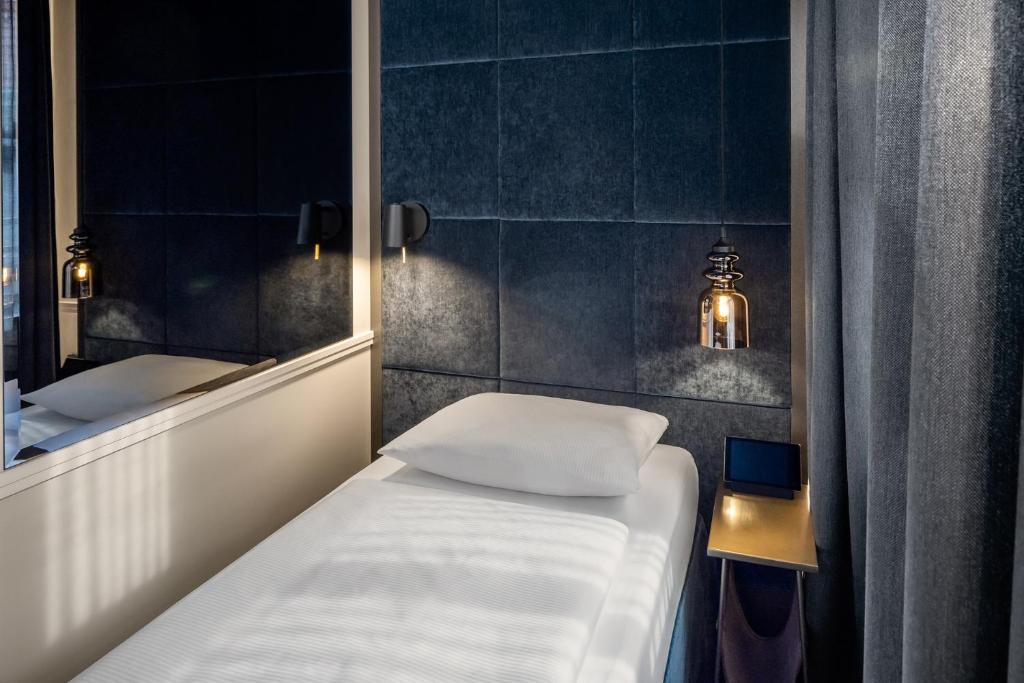 Postel nebo postele na pokoji v ubytování Hotel AMO by AMANO Friedrichstraße