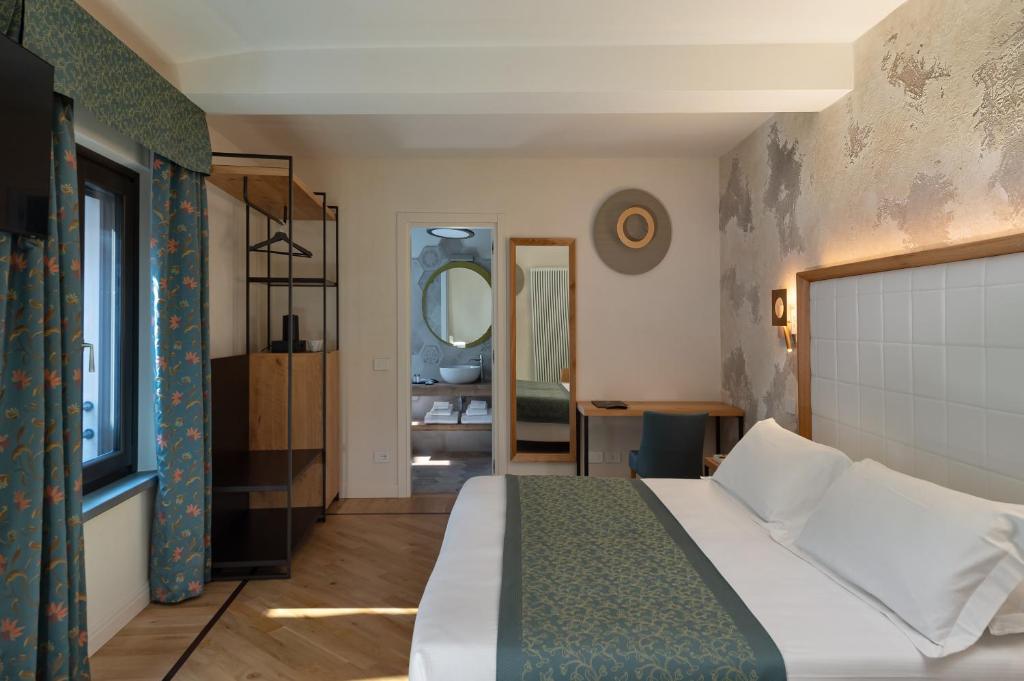 Postel nebo postele na pokoji v ubytování Cà Uberti Palace Hotel