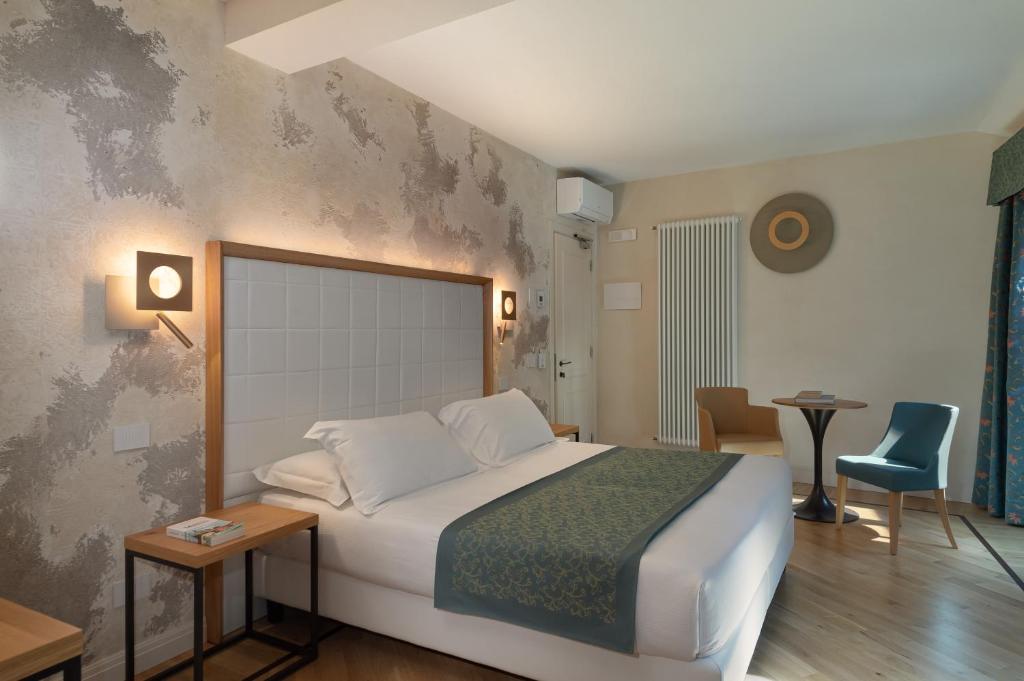 Postel nebo postele na pokoji v ubytování Cà Uberti Palace Hotel