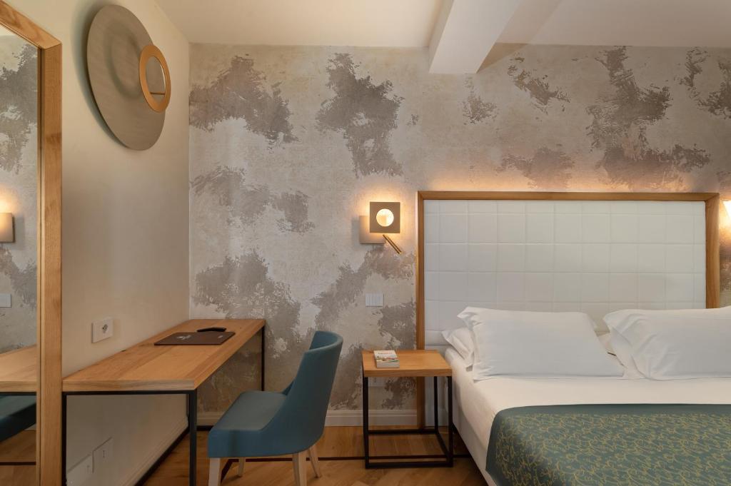 Postel nebo postele na pokoji v ubytování Cà Uberti Palace Hotel