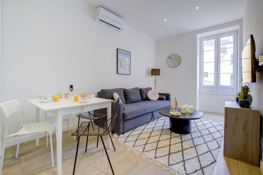 un salon avec un canapé et une table dans l'établissement Maison Bianchi - Jaures Old Town, à Nice