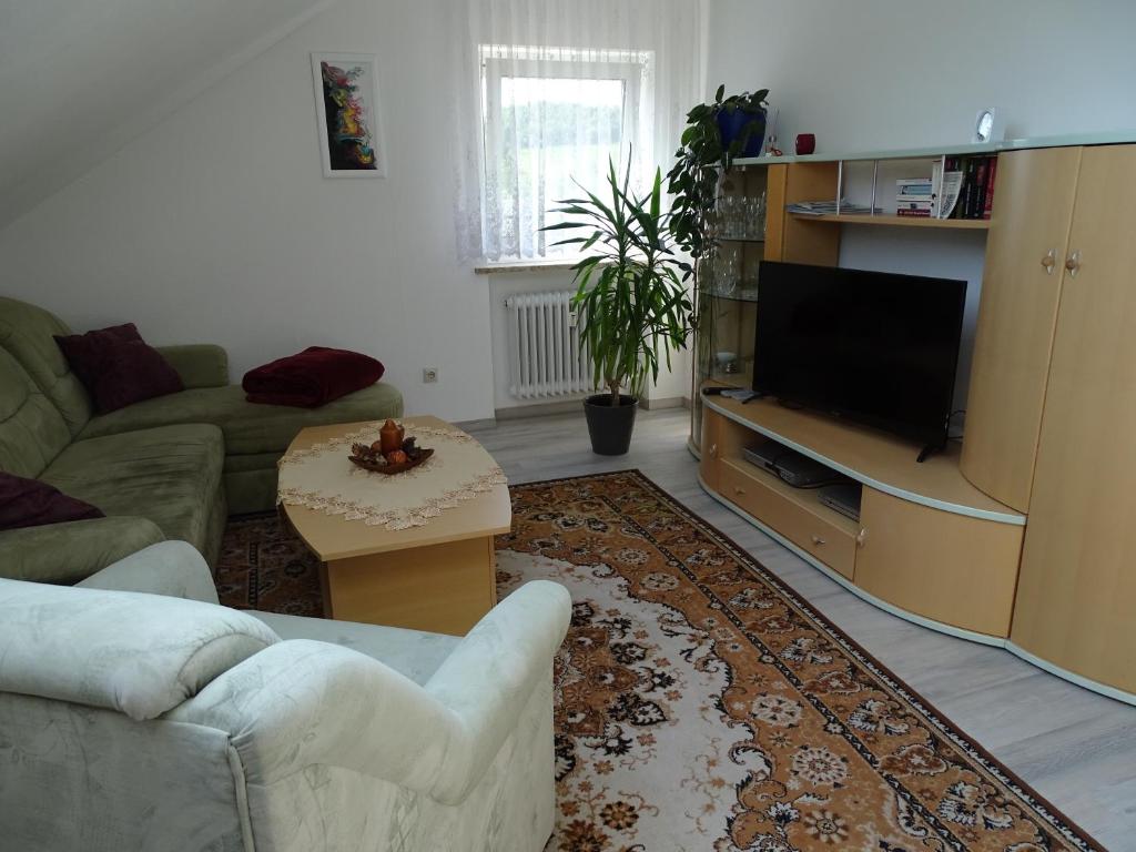 - un salon avec un canapé et une télévision dans l'établissement Ferienwohnung Schmidt, Wohnung 2, à Naila