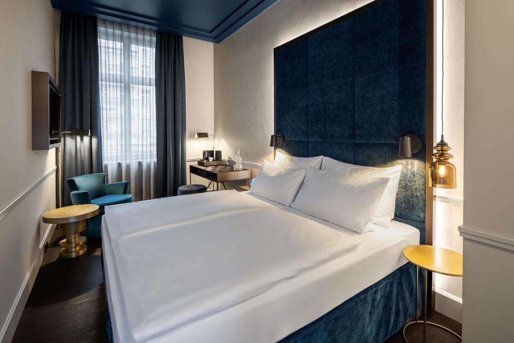 Postel nebo postele na pokoji v ubytování Hotel AMO by AMANO Friedrichstraße