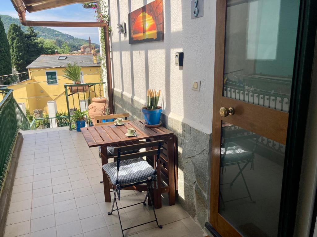 einen Balkon mit einem Tisch und Stühlen in der Unterkunft Nel blu dipinto di blu Apartment in Levanto