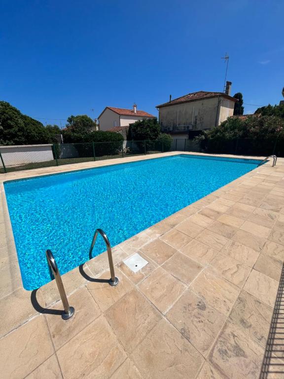 basen z błękitną wodą na dziedzińcu w obiekcie grand studio proche plage w mieście Antibes