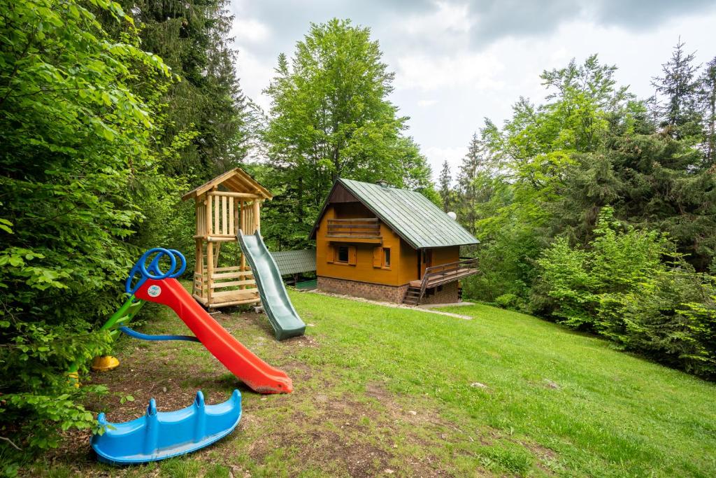 Detský kútik v ubytovaní Cottage Ocovan Krpacovo-Lake-BBQ-Forest-Kids playground-Views