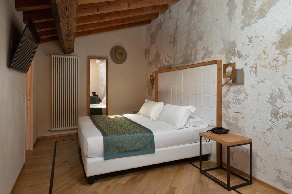 Postel nebo postele na pokoji v ubytování Cà Uberti Palace Hotel