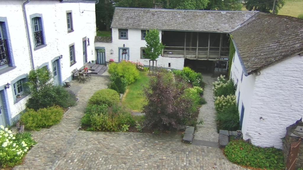 an aerial view of the courtyard of a house at La ferme de la Chapelle - Gîte et chambres d'hôtes in Cherain
