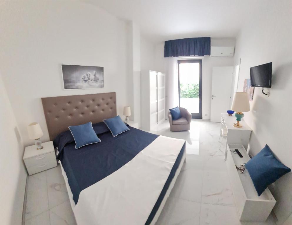 ガリポリにあるAglaia B&Bのベッドルーム(青い枕の大型ベッド1台付)